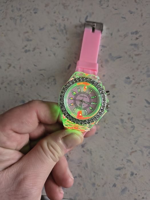 Nowy damski zegarek świeci różnymi kolorami