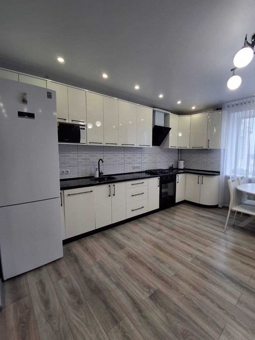 Простора 3-кімнатна квартира, район Польова