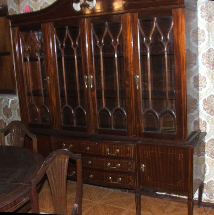 Cristaleira, mesa e cadeiras (antiga)