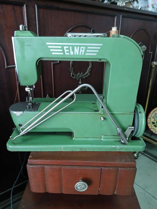 Antiga maquina de costura de fabrico Suiço