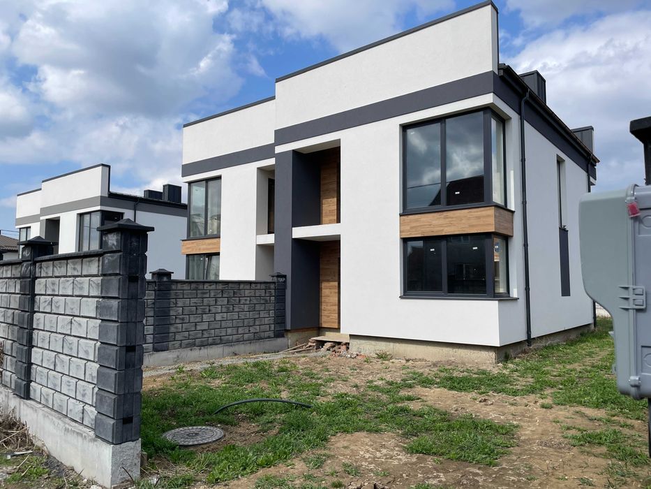 Продам котедж-двоян з міськими комунікаціями на Щасливому