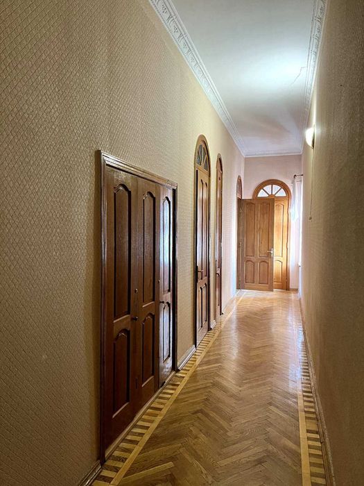 4-кімнатна квартира в історичному центрі міста на вул. Пастера