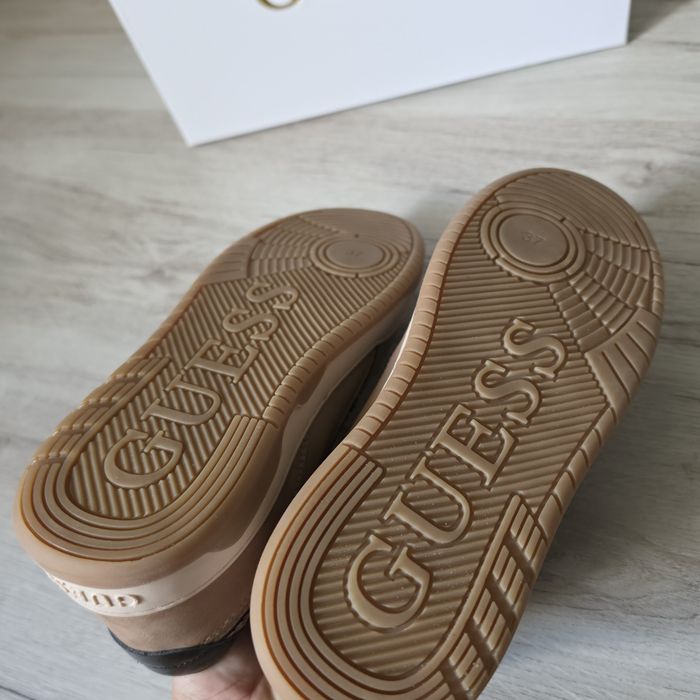 Buty sneakersy guess monogramowe nowe
