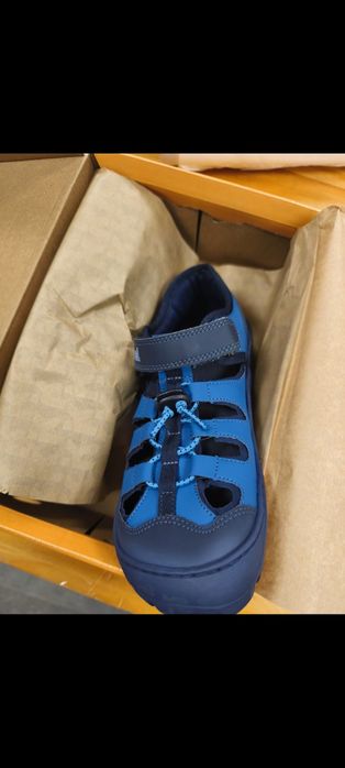 Koel Madison barefoot