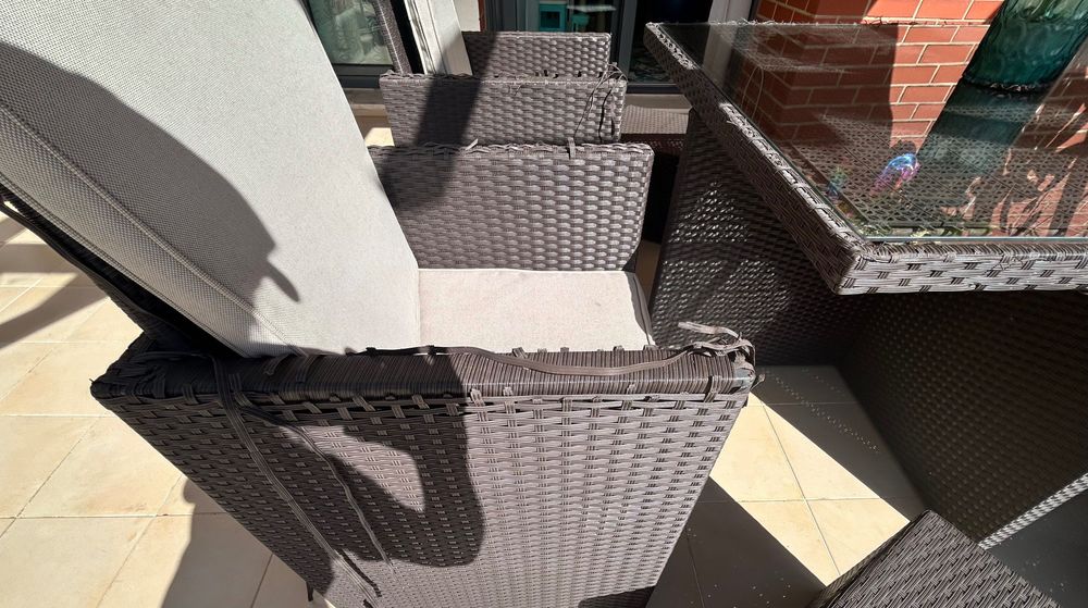Mesa e cadeiras com repousa pés de Jardim
