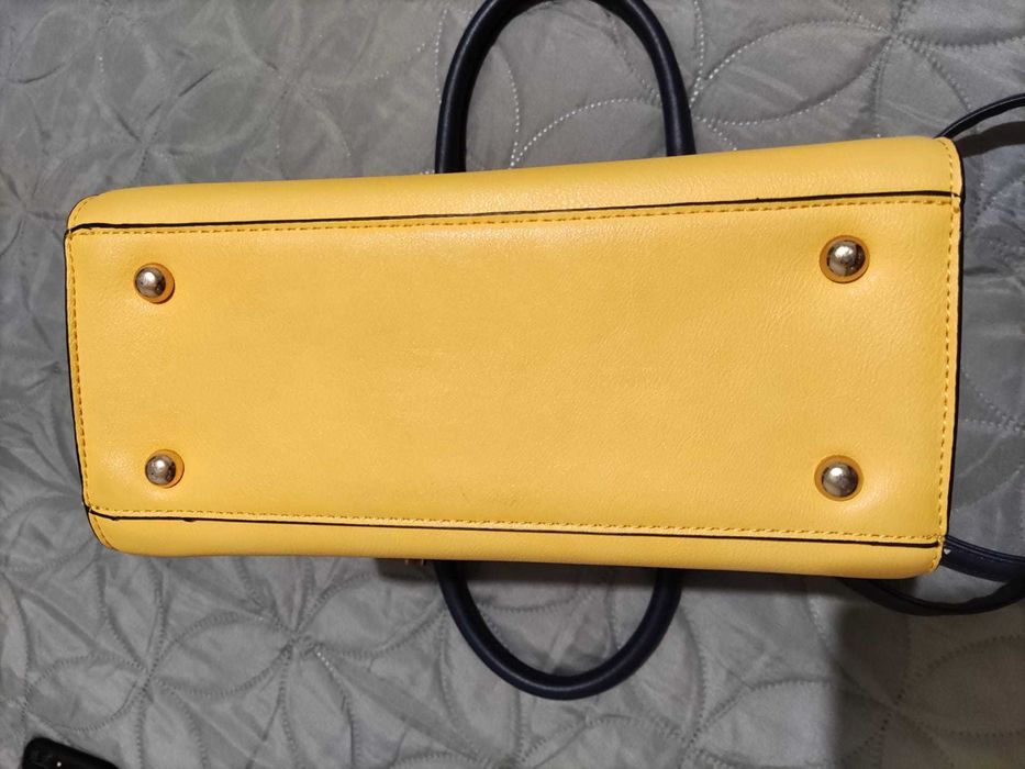 Mala amarela azul e branco