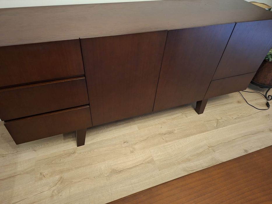 Mesa de sala com aparador