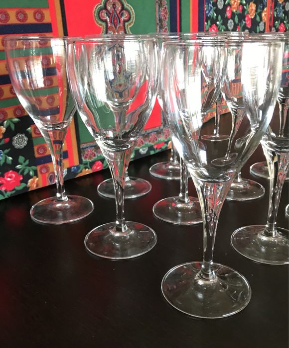 Conjunto de 12 copos de vinho.
