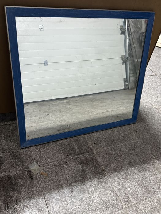 Espelho com moldura azul