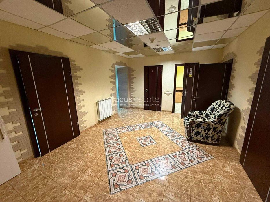 Без%. Фасад. Два входи. Офіс 220м2. Оболонь. Оболонська Набережна 15