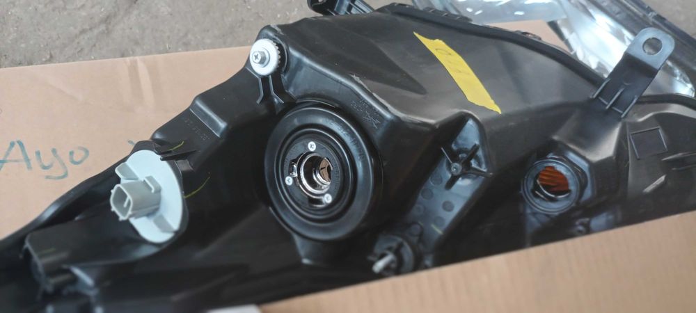 Reflektor prawy przód Toyota Aygo 2014- NOWY