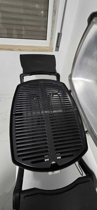 Churrasqueira Weber Q2400 elétrica, com mesa suporte e apoios laterais