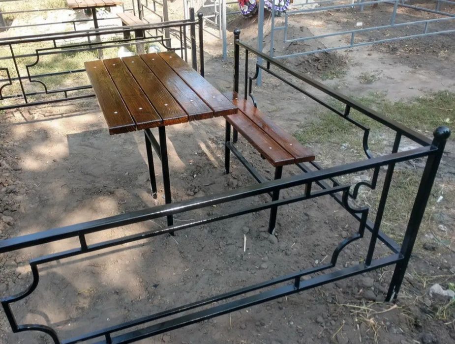 Лавочка на кладовище