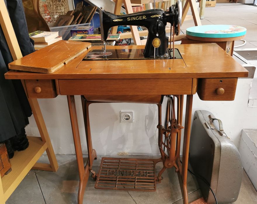 Baixa de preço Máquina de costura antiga Singer, impecável a trabalhar