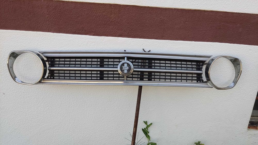 Grelha e aros de farol Datsun