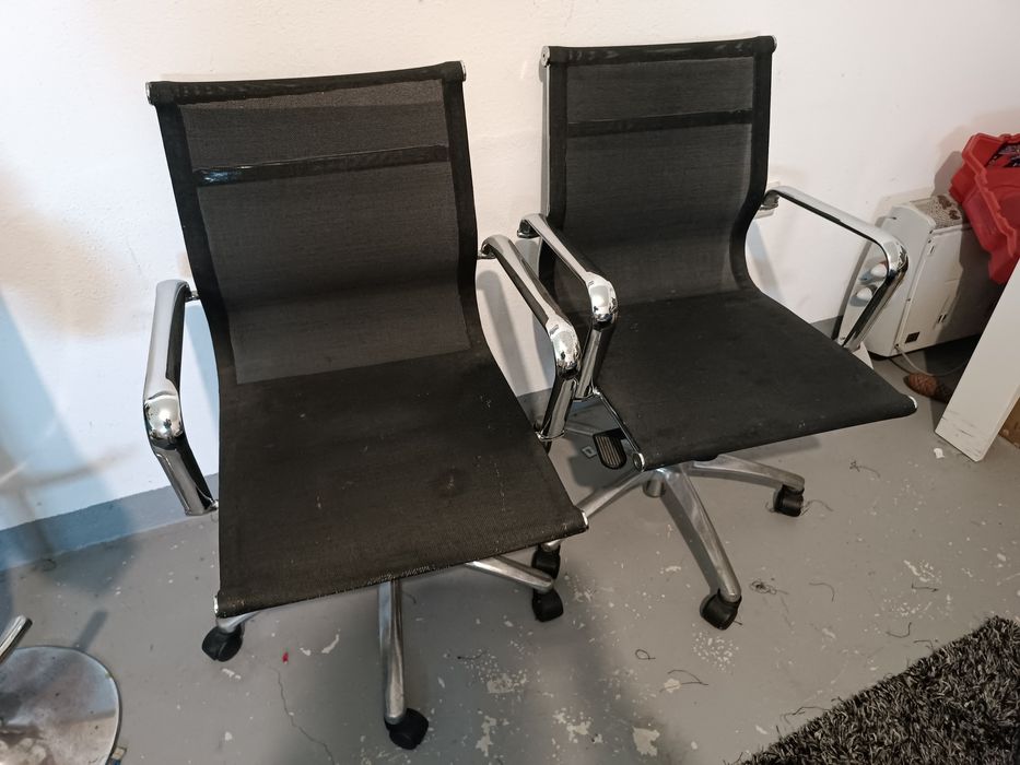 Duas cadeiras escritório preto e cromado