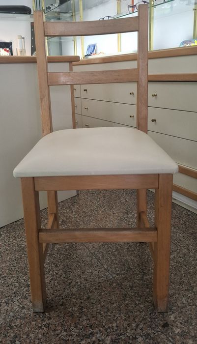 Balcão  vintage com gavetas e vitrine + cadeira