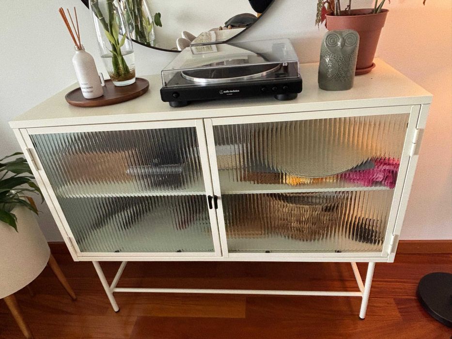 Aparador para sala de jantar em vidro e metal