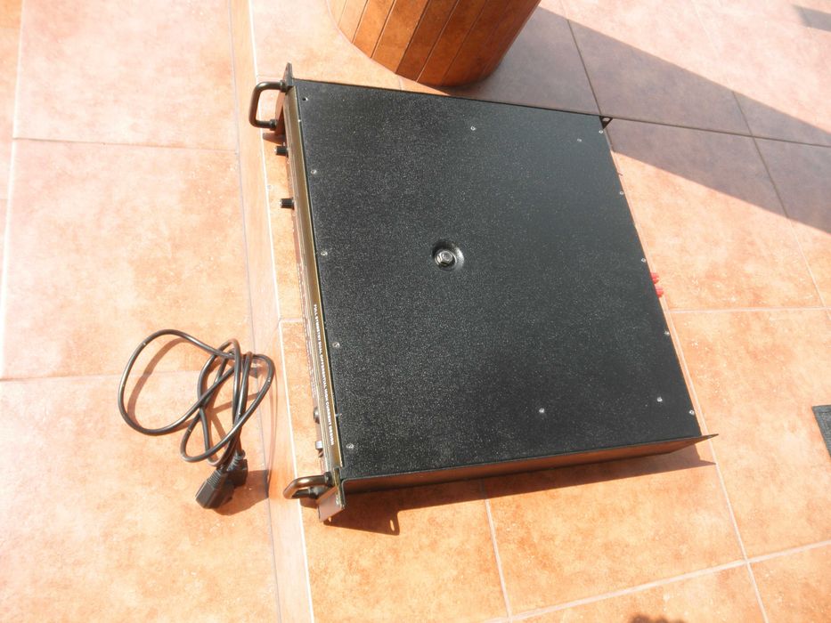Końcówka mocy The T.amp 1050. Wzmacniacz 2x 520 W rms.