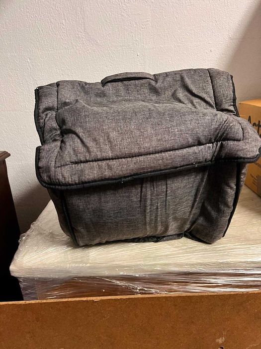 Casota para cão ou gato em tecido almofadado. Em Bom estado