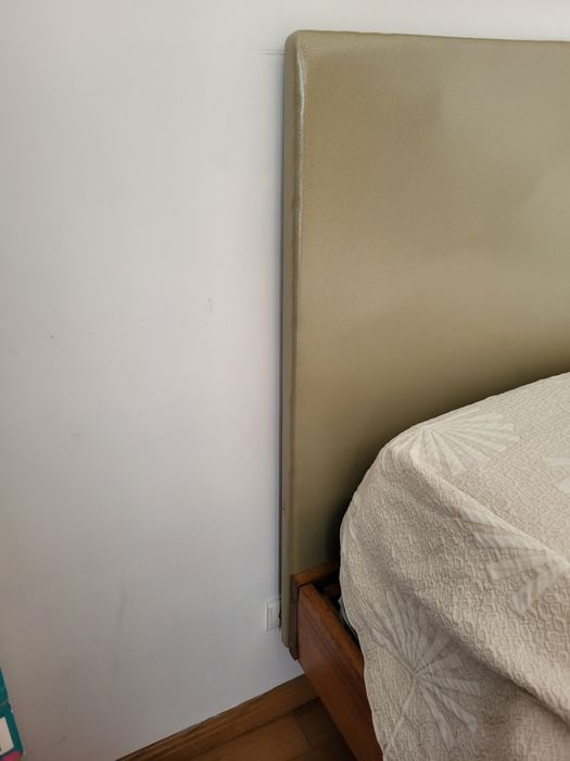 Cama de madeira com cabeceira forrada