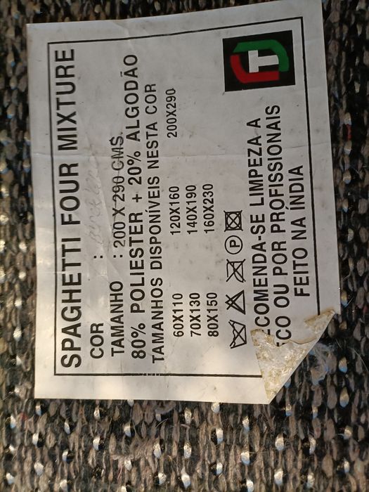 Carpete spagheti preta e cinza