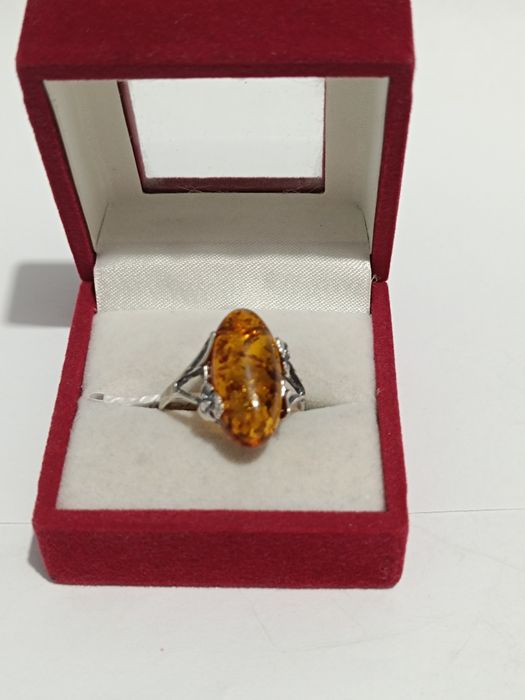 Srebrny pierścionek z herbacianym bursztynem roz.21 srebro próby 925