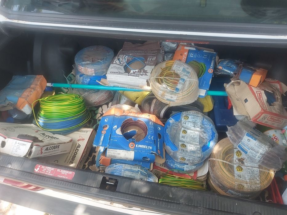 12€ cada rolo  de cabo.