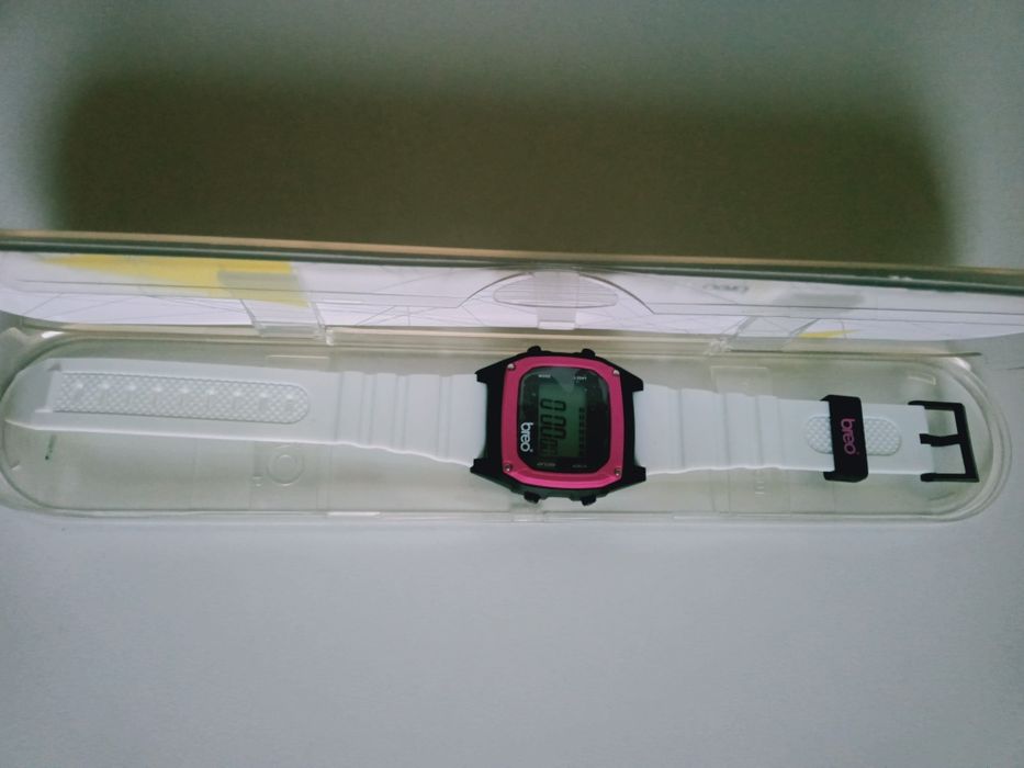 4 nowe zegarki 2 męskie, 1 damski, 1 gratis młodzieżowy.