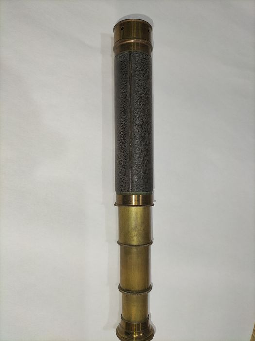 Monóculo antigo feito em França