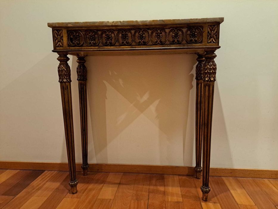 Consola dourada com tampo em mármore