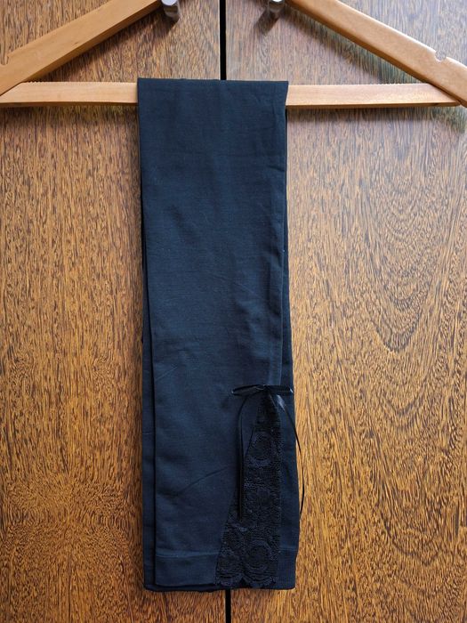 Leggings pretas sofisticadas Calzedonia com renda e laço