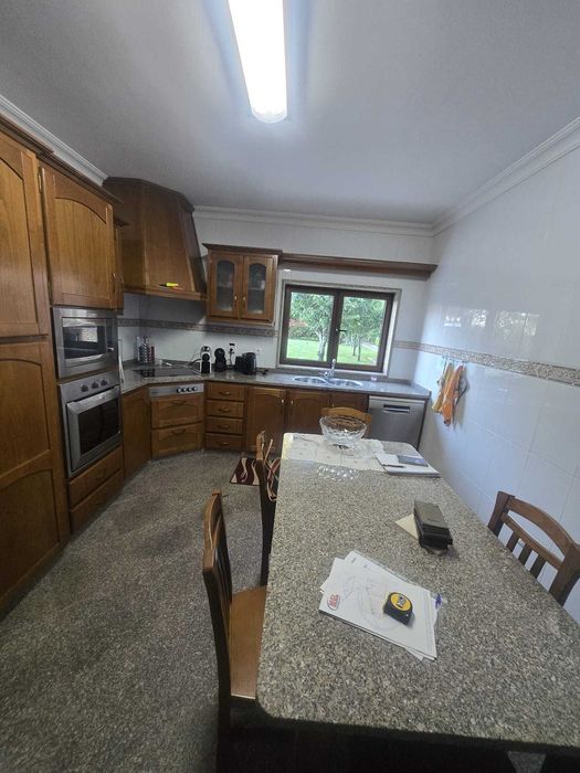Cozinha Completa em Castanho Maciça e Granito + Eletrodomésticos + Mesa + 4 Cadeiras