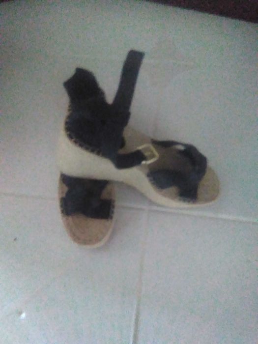 Vários pares sandálias