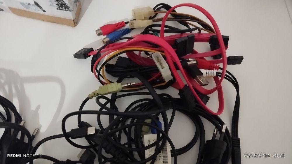 Varios cabos usb e outros cabos