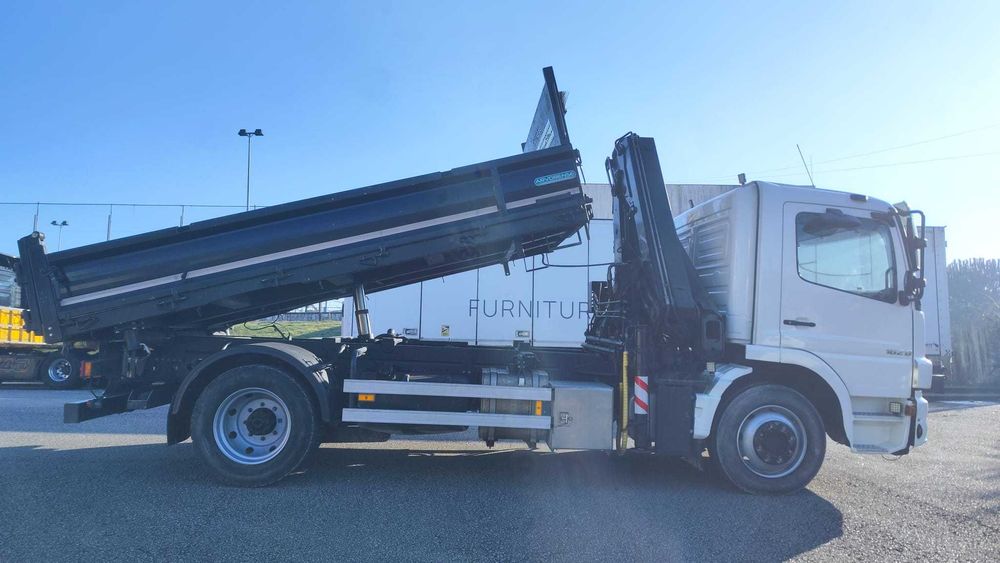 Mercedes Atego 1628 c/ caixa basculante trilateral e grua Hiab 122 E-4