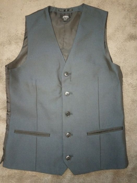 Безкоштовно віддам шкільні піджаки,рубашки  та жилети для хлопчика