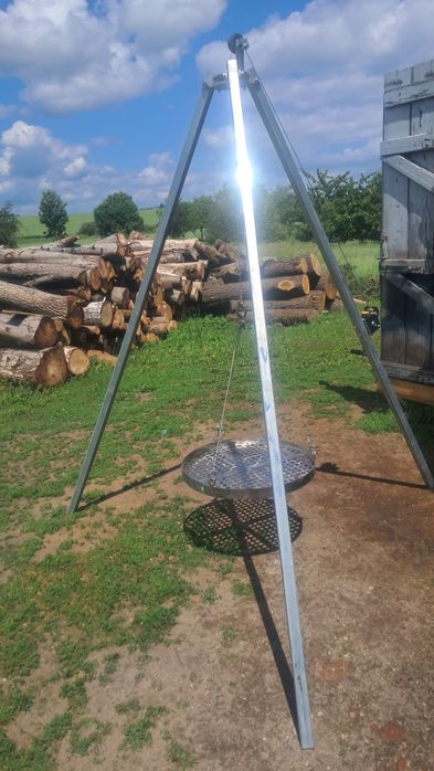 Trójnóg ogrodowy grill.