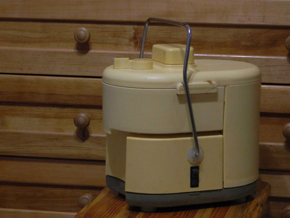 Электрическая соковыжималка-шинковка "Росинка" б. у. рабочая