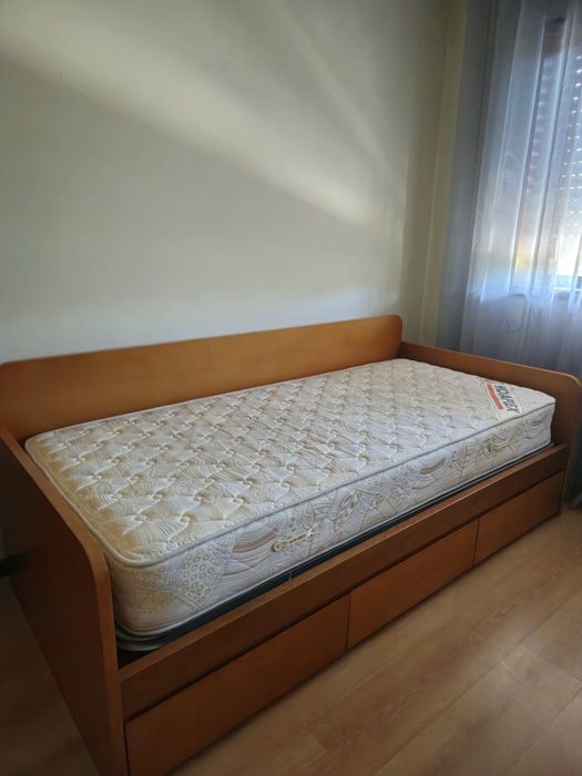 Cama de solteiro como nova.