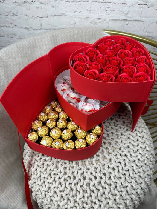 Подарунковий набір бокс шоколадний "Premium" з кіндерами для коханої