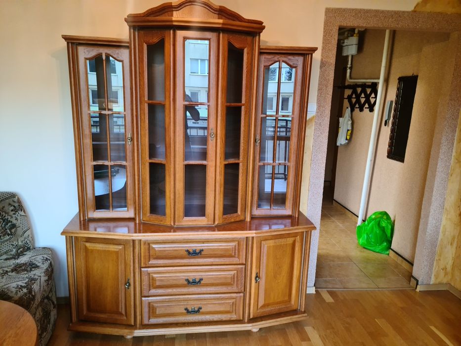 Witryna salonowa z drewna