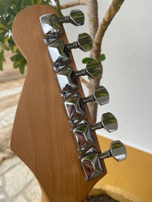 Guitarra elétrica lowcoast em estado novo com bolsa