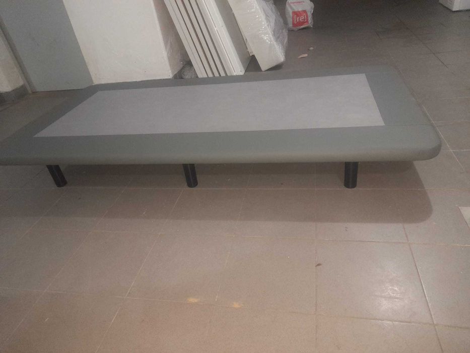 Cama e colchão ambos de 1metro por 2 de comprimento .