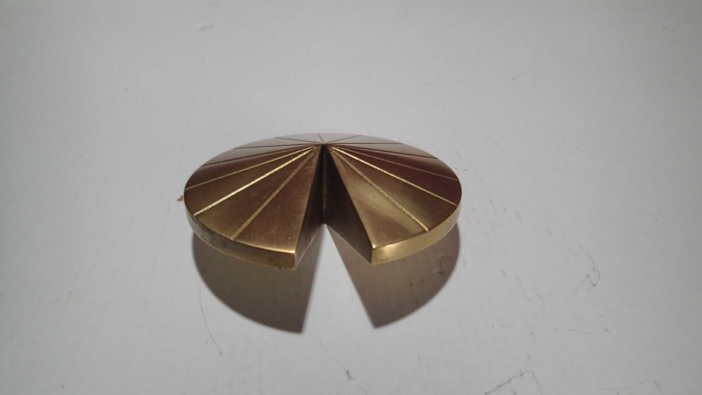Pisa papeis em Bronze