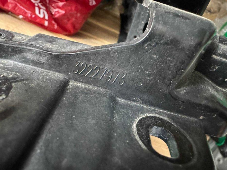 Воздуховод, Жалюзі радіатора Volvo S60