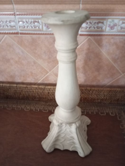 Castiçal, com pintura manual, bege envelhecido.