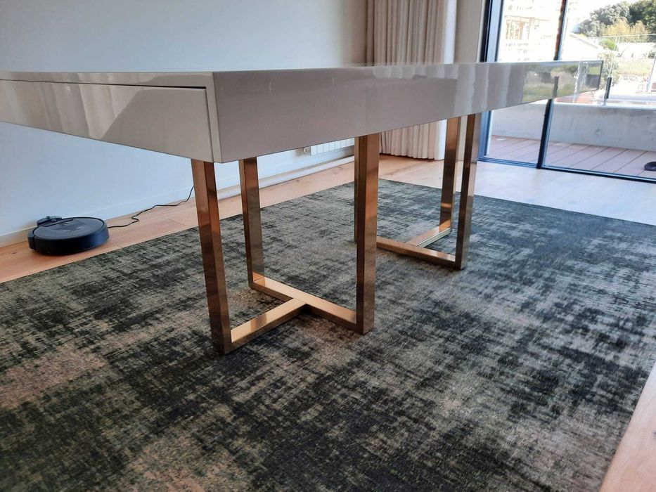 Mesa Jantar Extensível Branco Alto Brilho e Inox Dourado