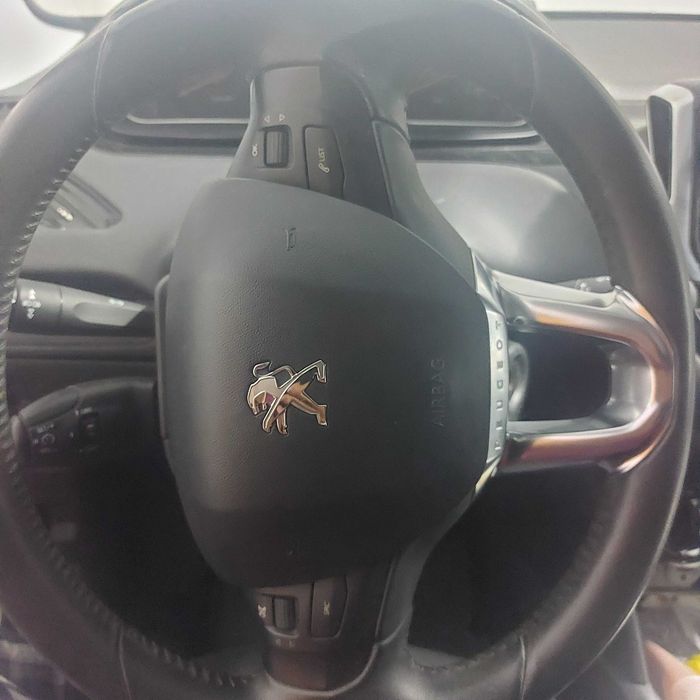 Peugeot 208 em bom estado