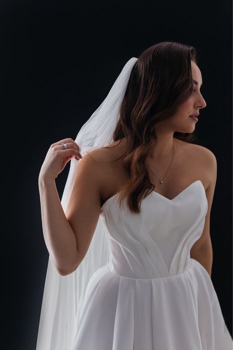 Весільня сукня з вирізом